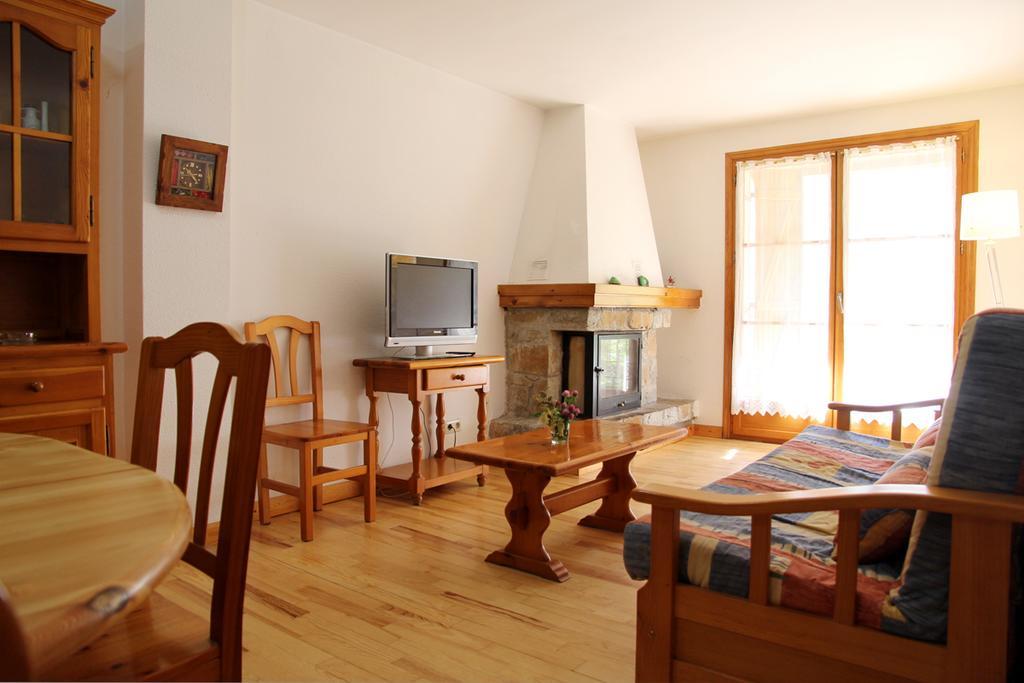 Apartamentos Los Tilos Benasque Room photo
